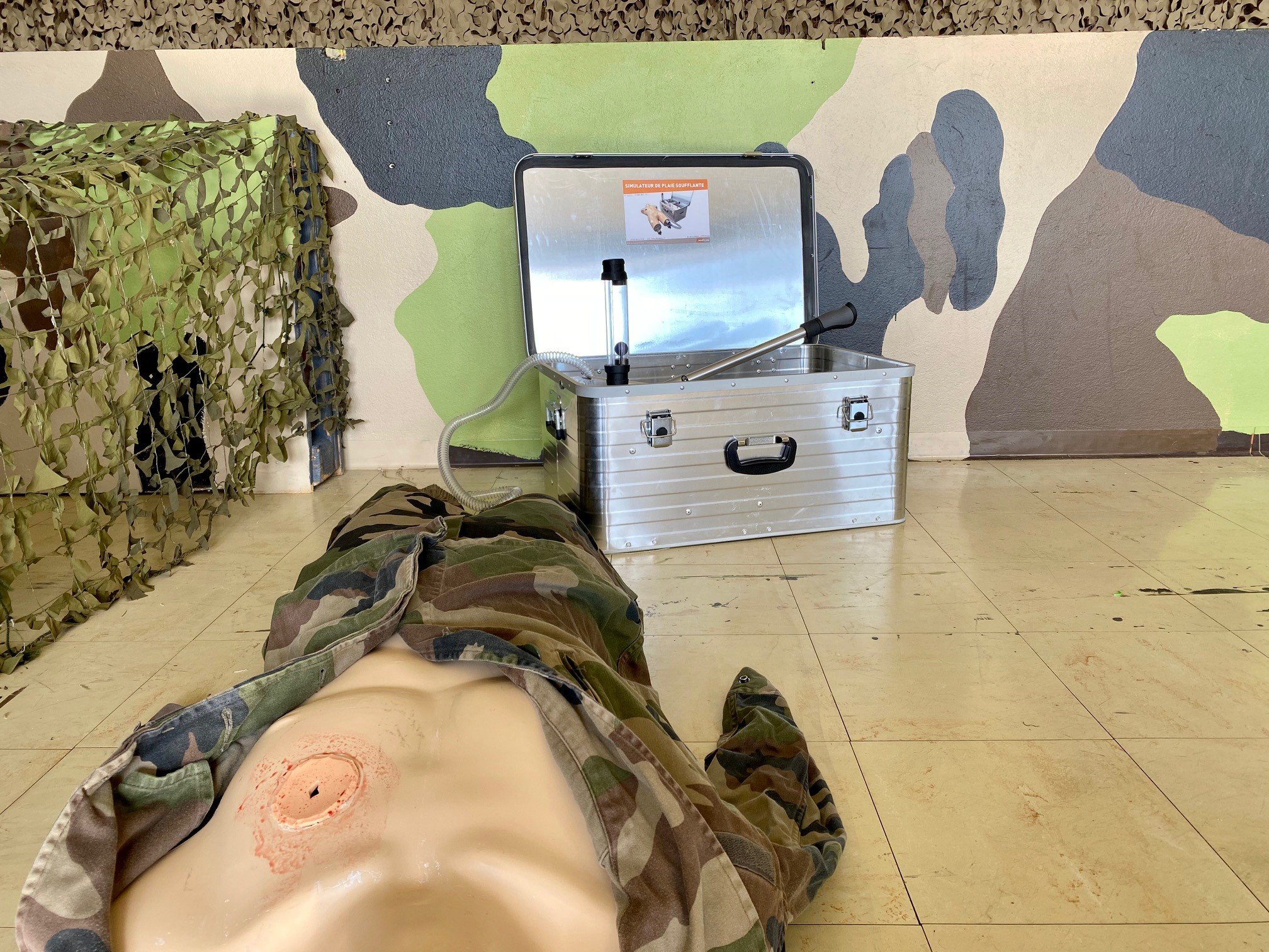 Les écoles militaires de santé de Lyon-Bron innovent avec un mannequin simulateur de plaie soufflante